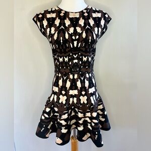 Express Body Contour Brown and Cream Abstract Mini Set